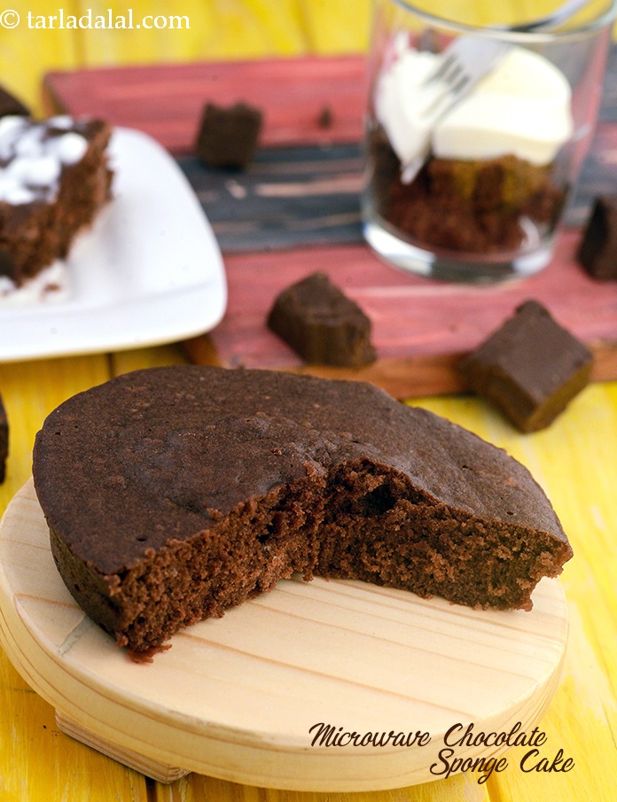 5 मिनट में माइक्रोवेव चॉकलेट स्पंज केक रेसिपी | भारतीय स्टाइल माइक्रोवेव चॉकलेट स्पंज केक | आसान एगलैस चॉकलेट स्पंज केक | आसान माइक्रोवेव चॉकलेट केक | कोको पाउडर केक 